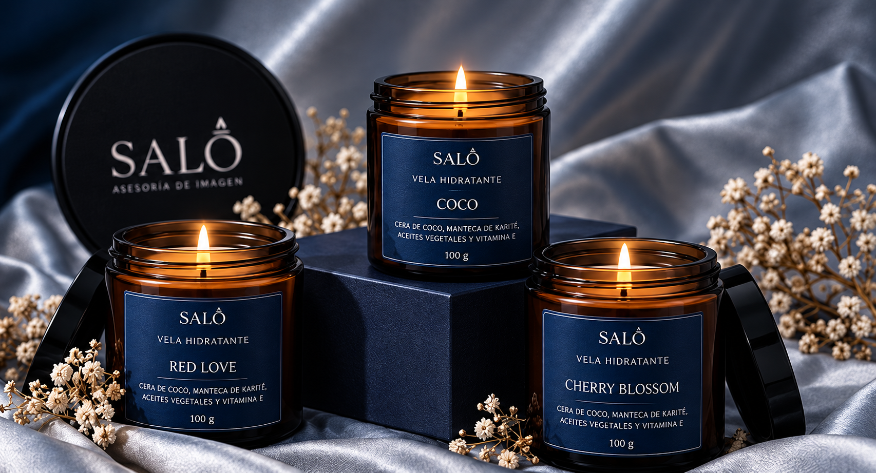 Velas Salō con etiquetas azul marino y frascos ámbar